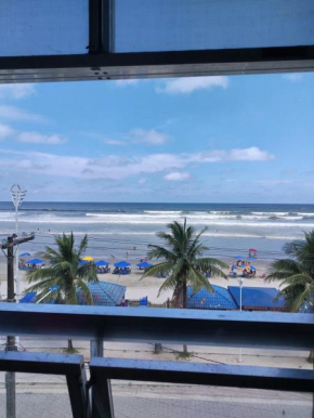 Apartamento pé na Areia com Garagem no Centro